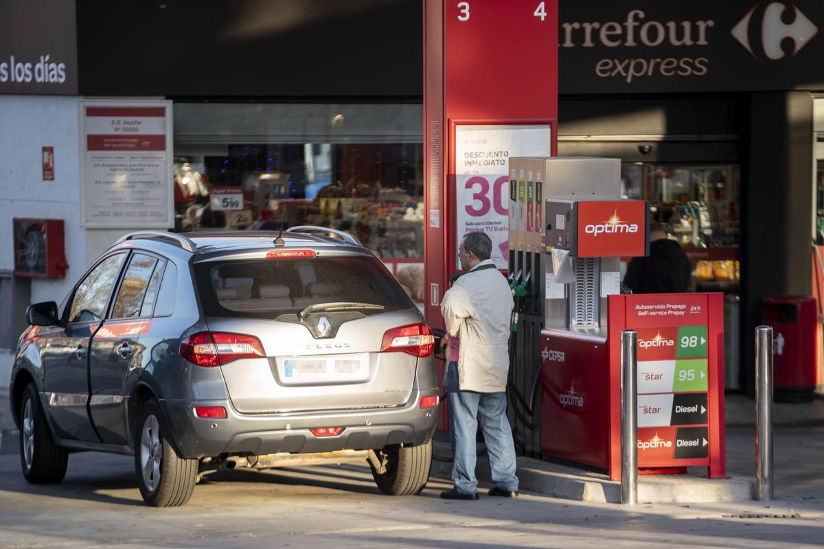 Un hombre reposta combustible en una gasolinera, a 27 de diciembre de 2022, en Madrid (España).