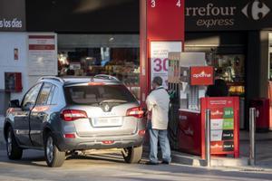 Un hombre reposta combustible en una gasolinera, a 27 de diciembre de 2022, en Madrid (España).