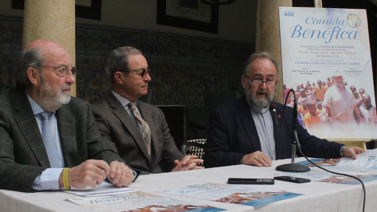 El obispo de Bangassou, Juan José Aguirre, a la derecha, junto a Miguel Aguirre y Nicolás de Bari, en la presentación de la comida benéfica del 11 de marzo.