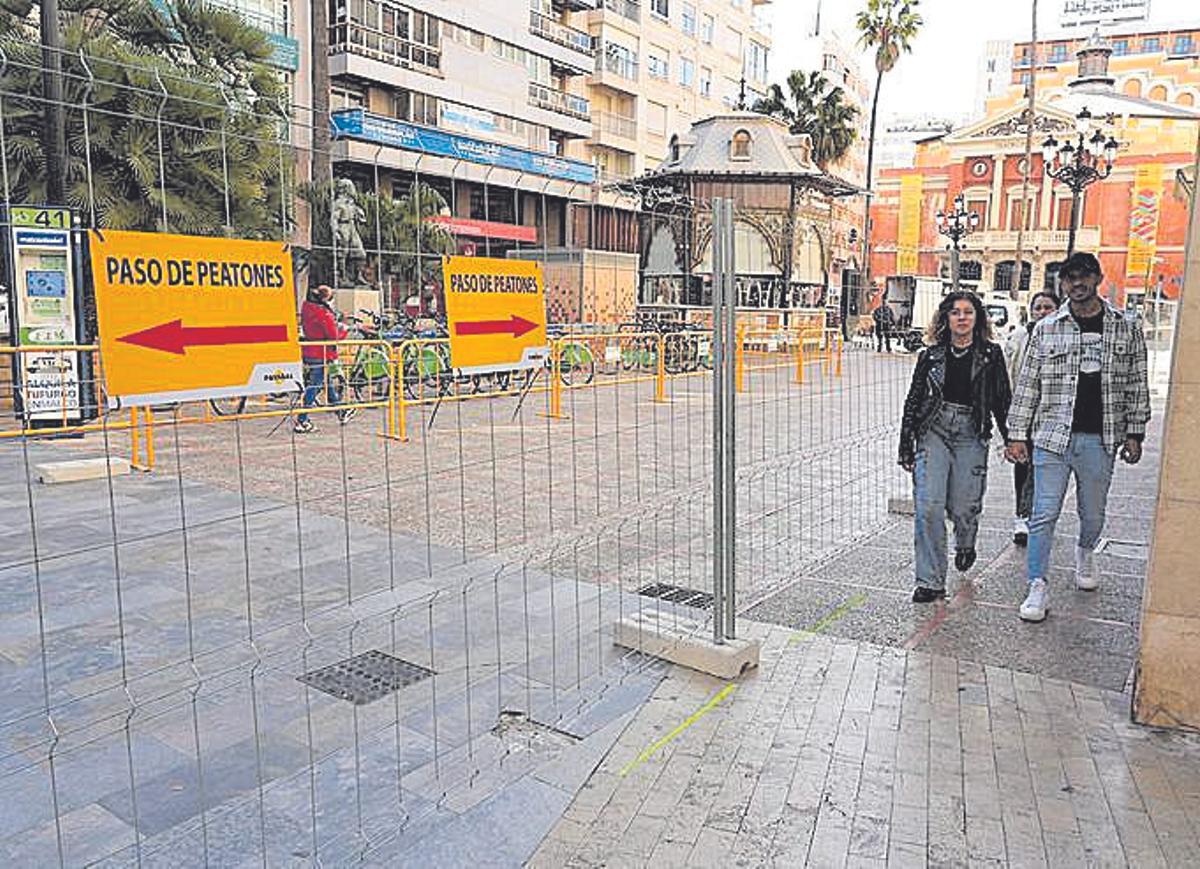 Imagen de las vallas que habilitan el paso para peatones en la plaza de la Paz.