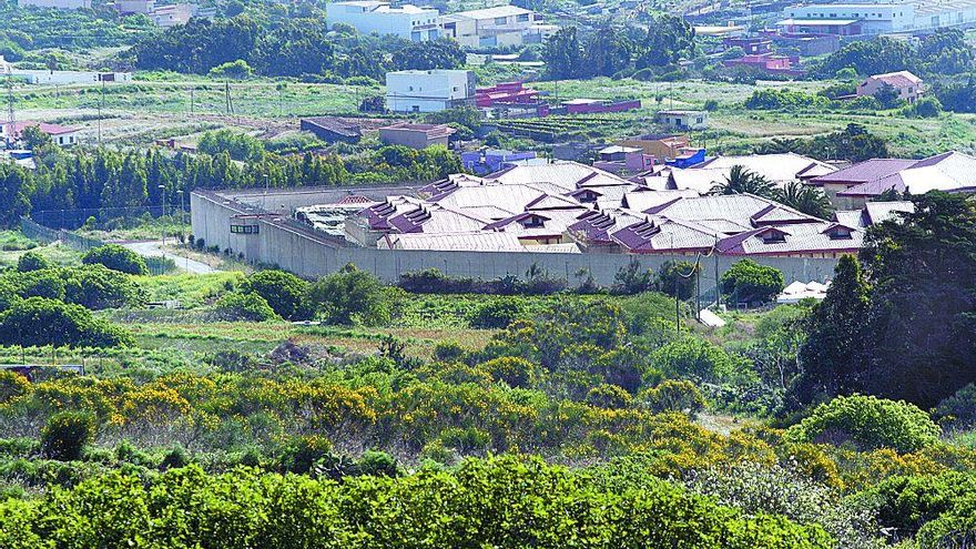 Cinco funcionarios agredidos por un recluso en la cárcel Tenerife II
