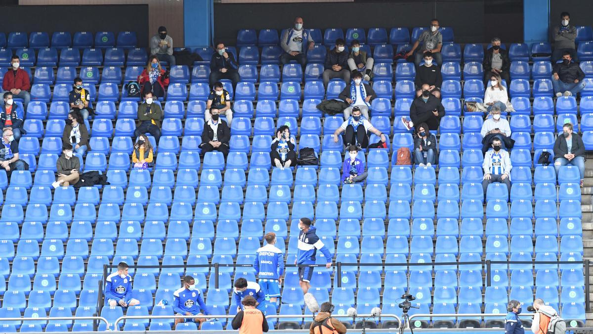 Aficionados en Riazor, respetando la distancia de seguridad.