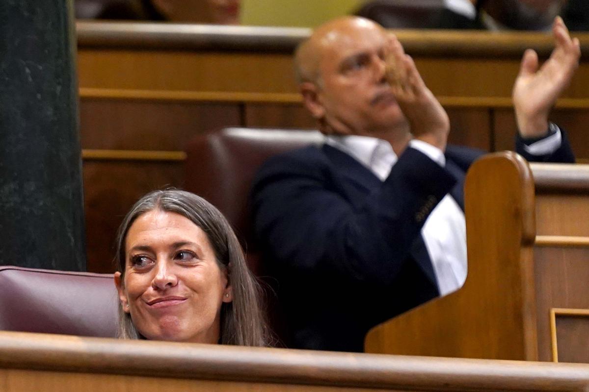 Sesión Constitutiva de la XV Legislatura, en la imagen Miriam Nogueras sonríe al escuchar a la presidenta del Congreso que se pueden utilizar las distintas lenguas en en Hemiciclo.