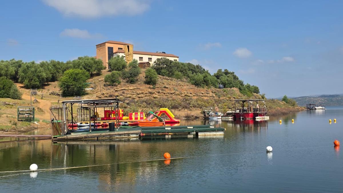 Instalaciones de la playa de La Breña el mismo día de su apertura al público.