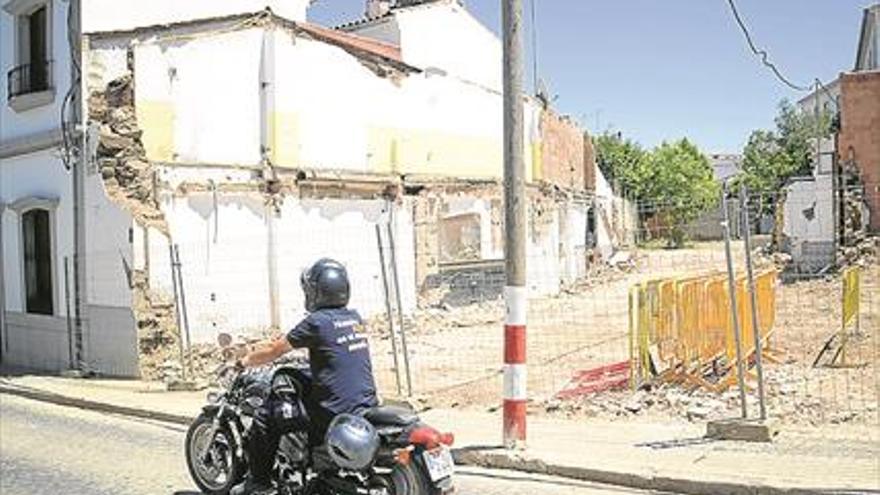 Derribada la sede de la AV El Torilejo para abrir una calle