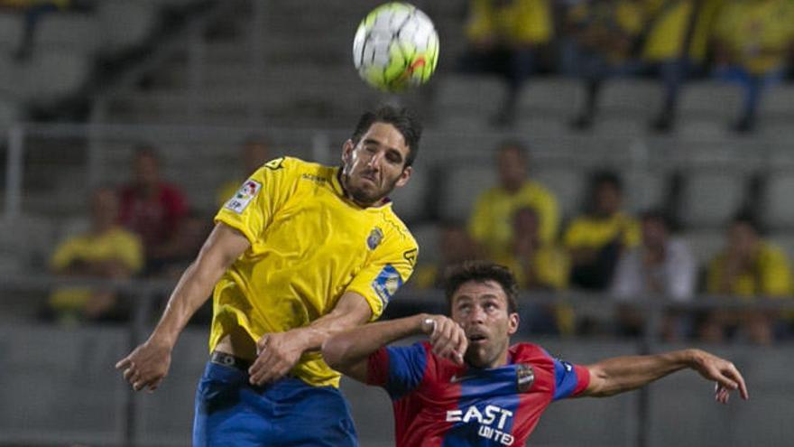 Pedro Bigas gana un balón en el juego aéreo a Víctor Casadesús, atacante del Levante.