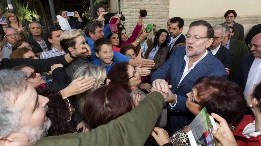 Rajoy saluda a los militantes que acudieron a escucharle en Lorca. // Marcial Guillén