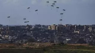 Al menos cinco muertos en Gaza por la caída de paquetes de ayuda tras fallos en los paracaídas