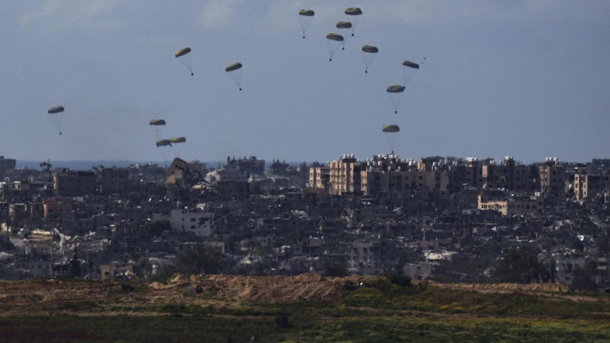Paquetes de ayuda lanzados sobre la Franja de Gaza.