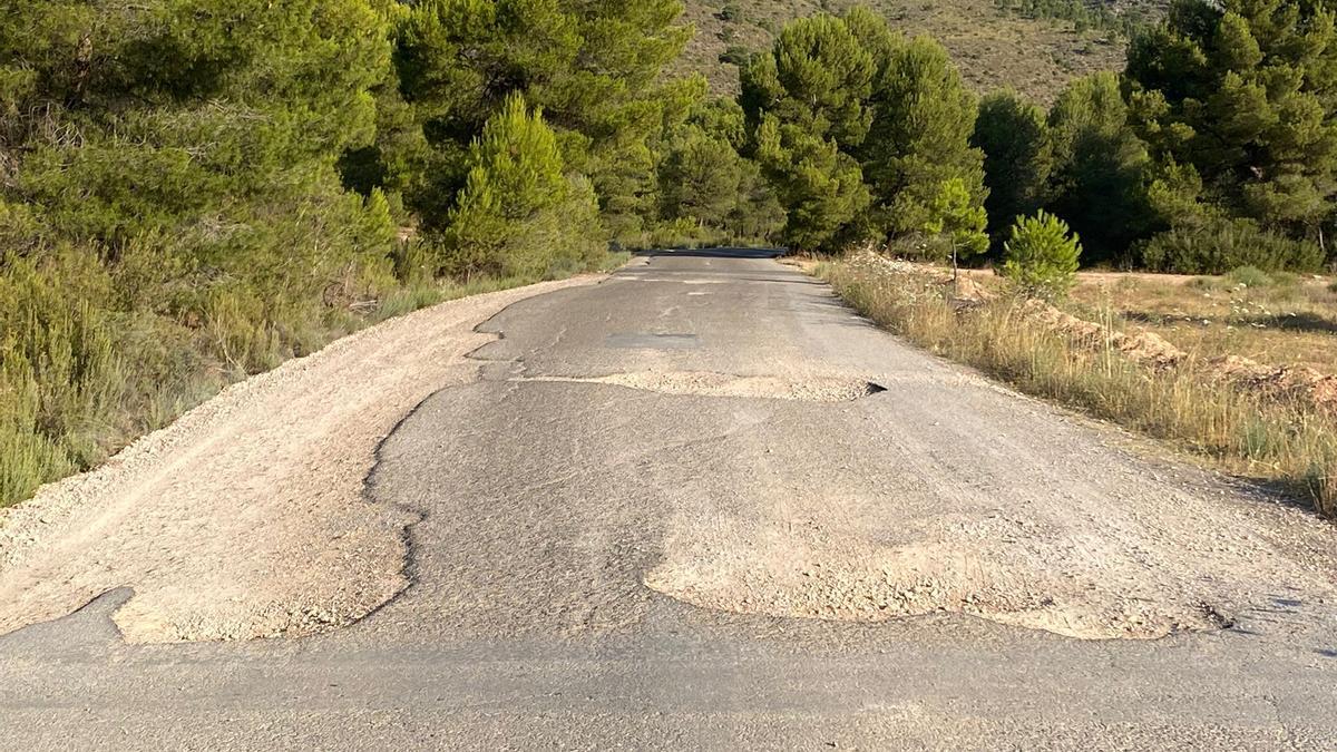 El camino que será reparado entre Villena y Salinas.