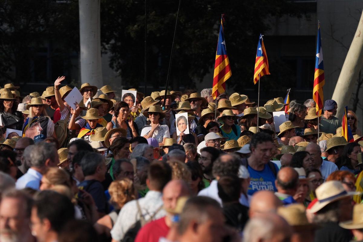 Miles de independentistas van a ver a Puigdemont al Arco del Triunfo