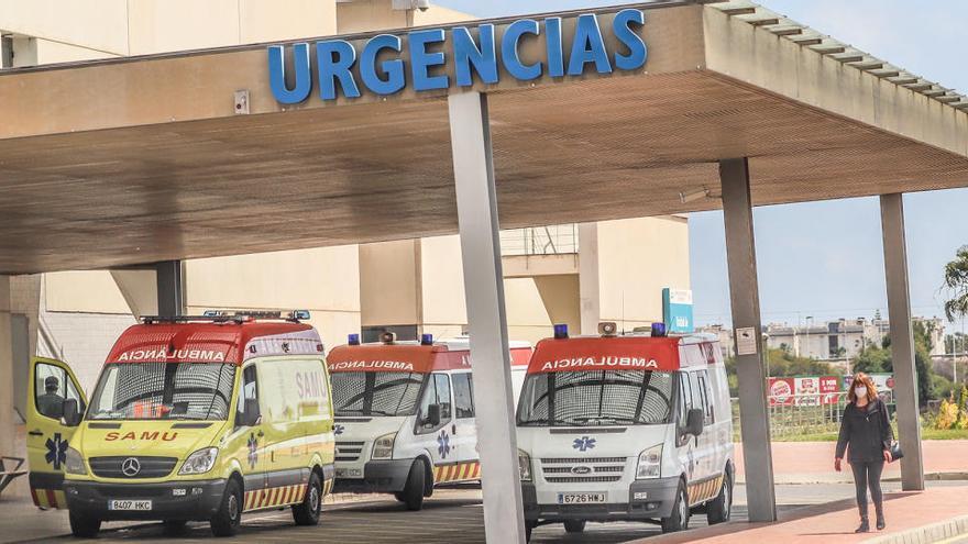 Ambulancias en el exterior del Hospital de Torrevieja.