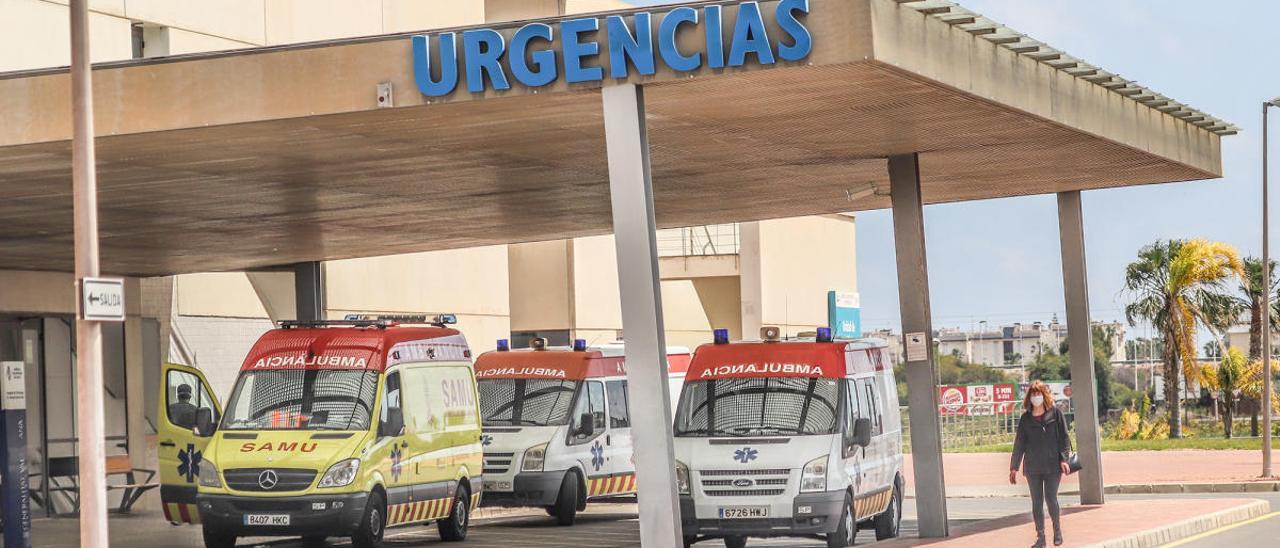 Ambulancias en el exterior del Hospital de Torrevieja.