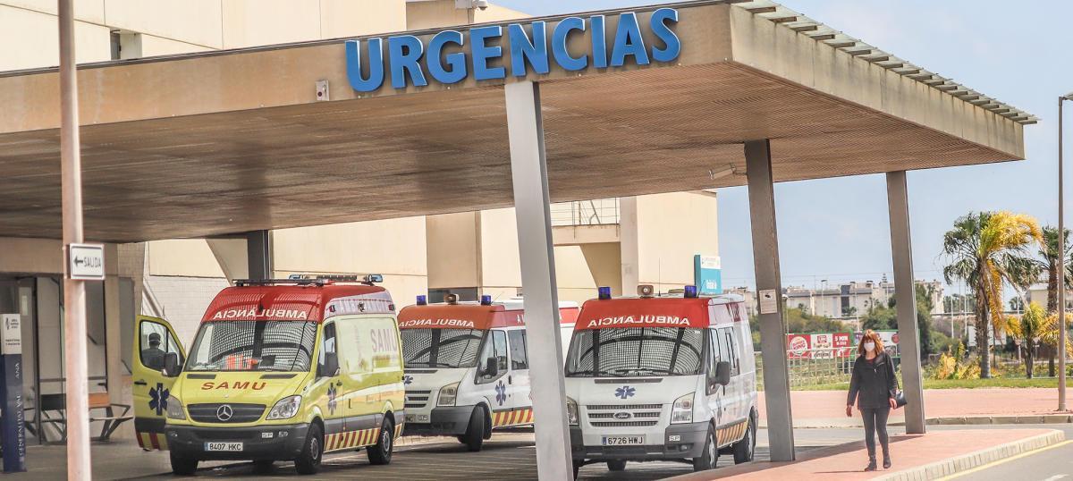 Ambulancias en el exterior del Hospital de Torrevieja.