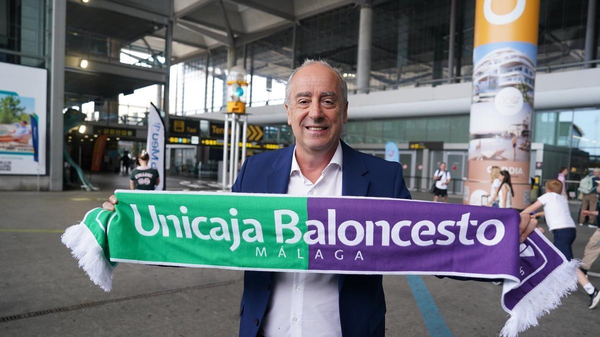 Vidorreta, con la bufanda del Unicaja, a su llegada al aeropuerto