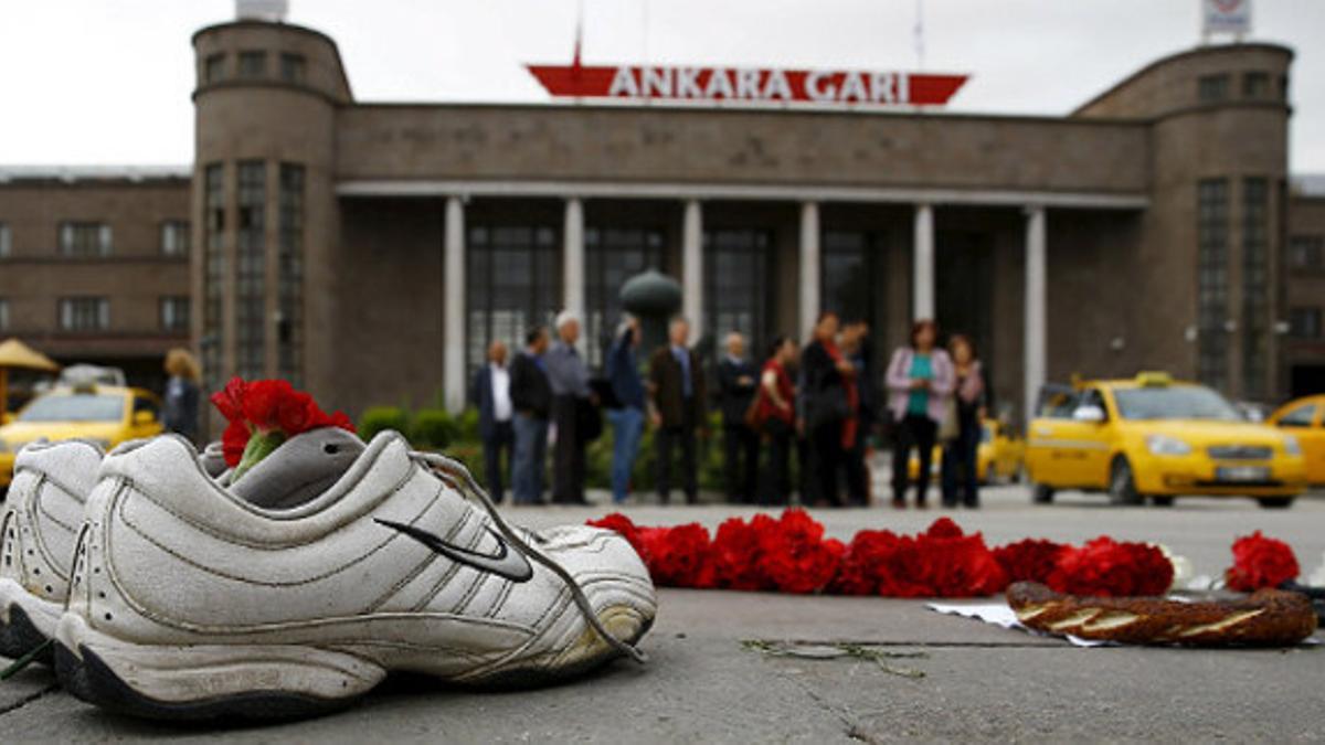 Un par de zapatillas y flores, en el lugar del cruel atentado vivido en Ankara, el pasado sábado.