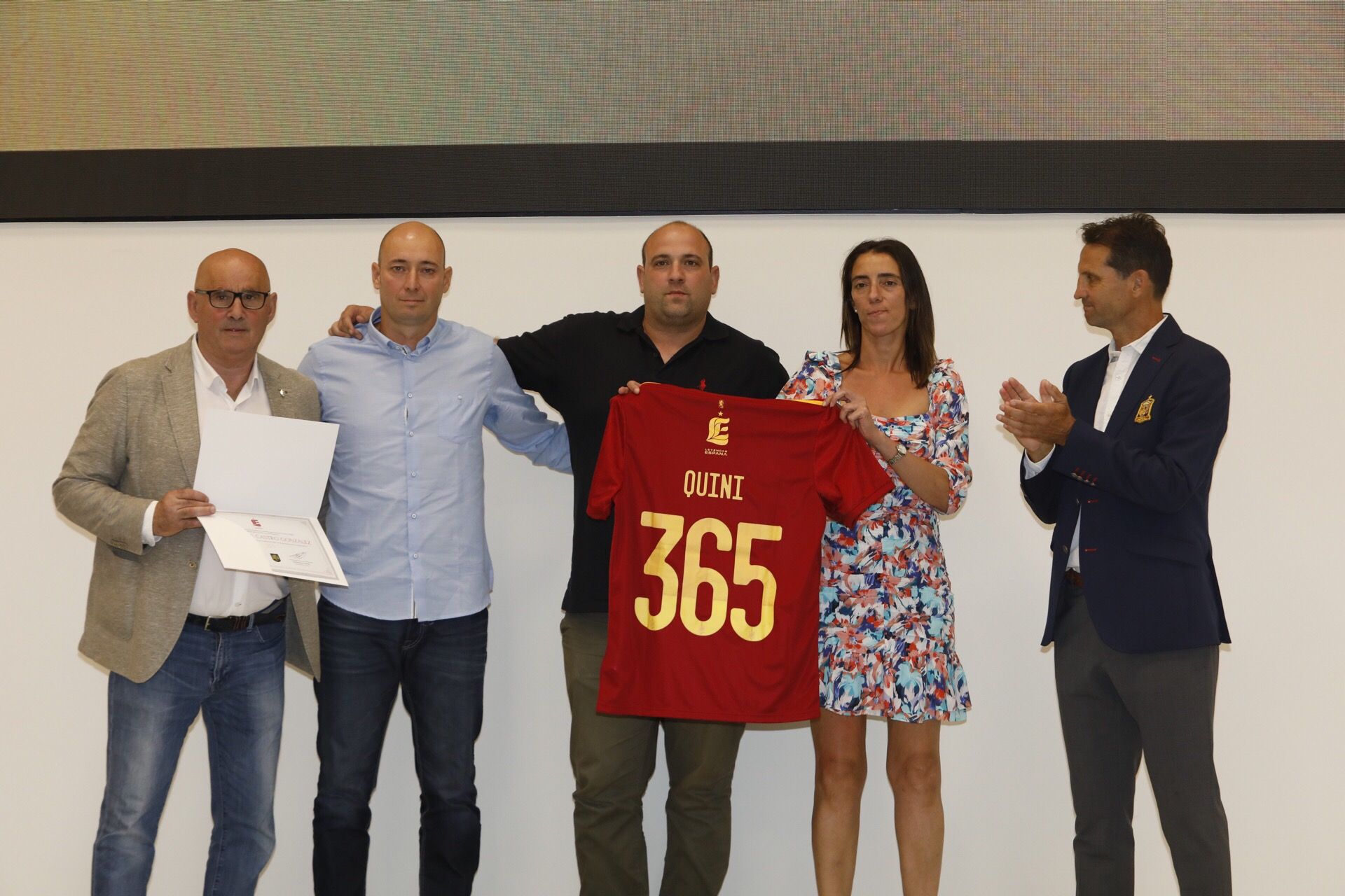 En imágenes: Así fue el homenaje a los futbolistas asturianos que han vestido la roja