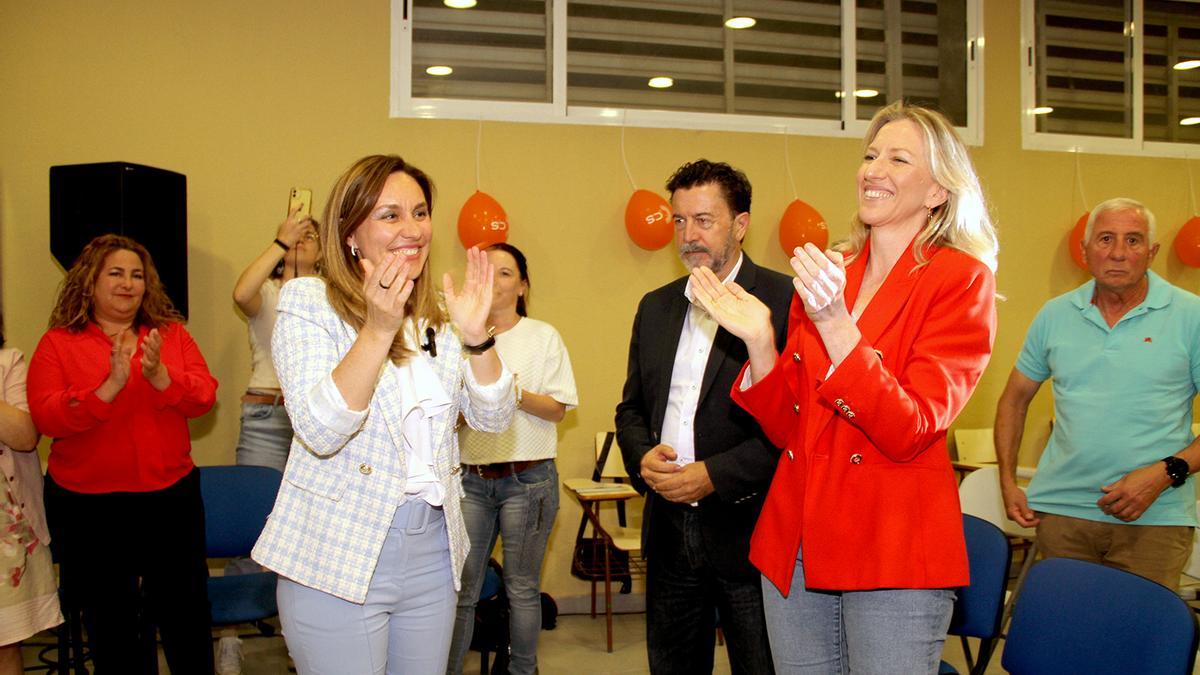María José Ros Olivo (derecha) y María Ángeles Martí Bravo (izquierda), durante un acto de campaña