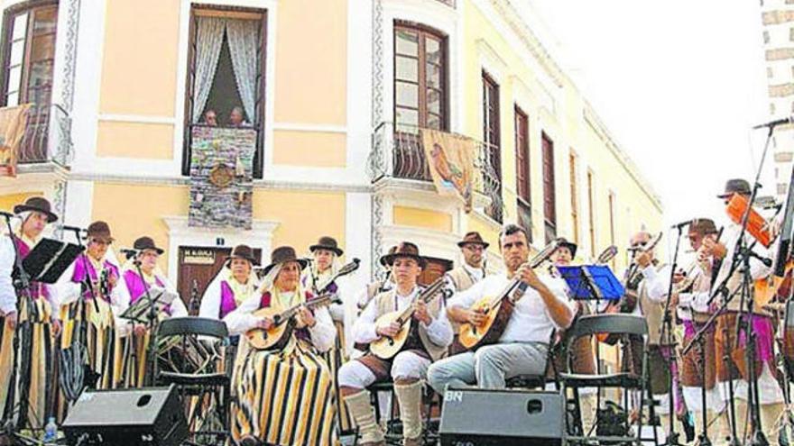 Miembros de la Agrupación Folclórica Cendro en una actuación en la plaza de San Miguel de Valsequillo.