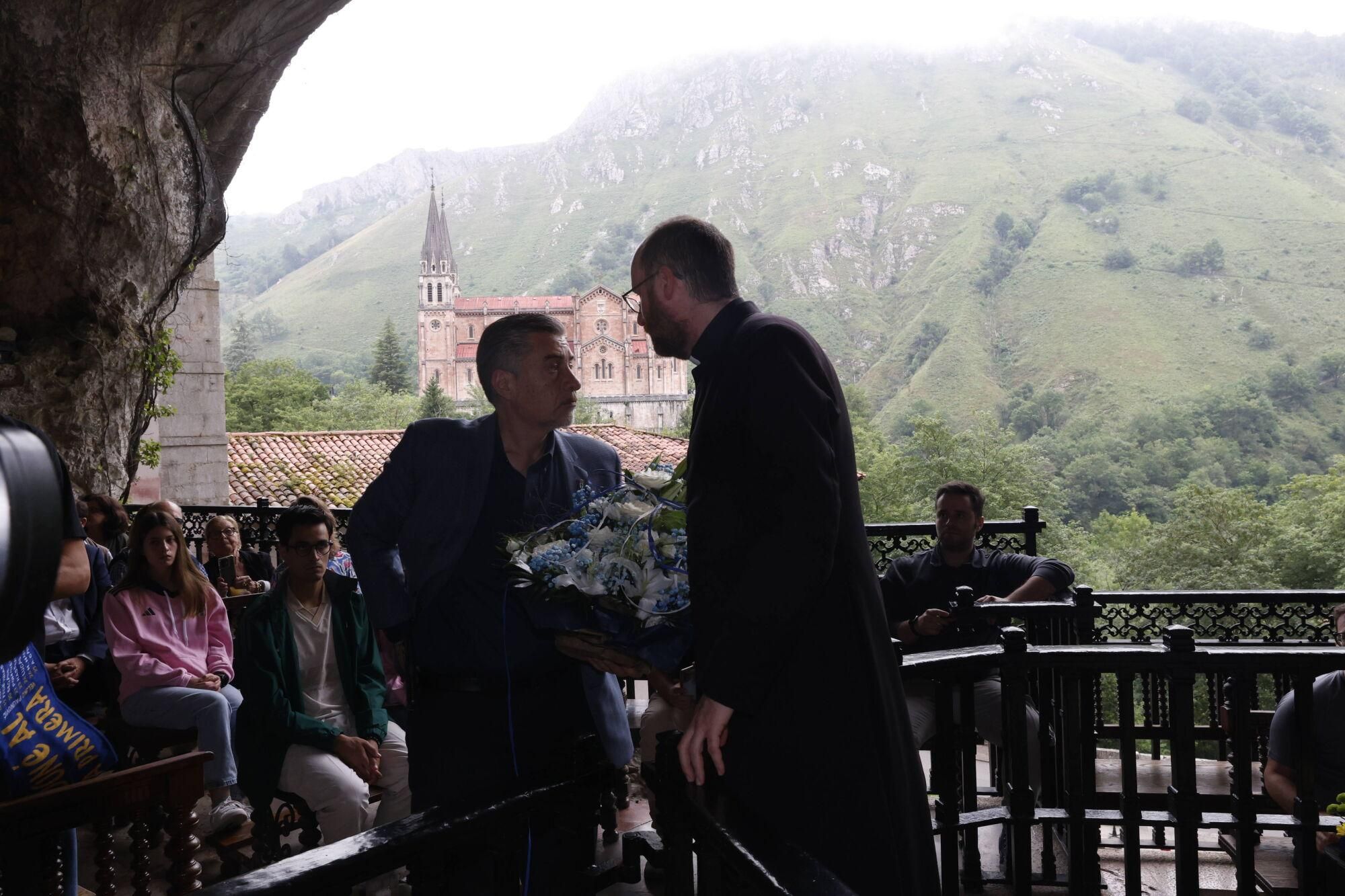 El conjunto carbayón visita a la Virgen de Covadonga