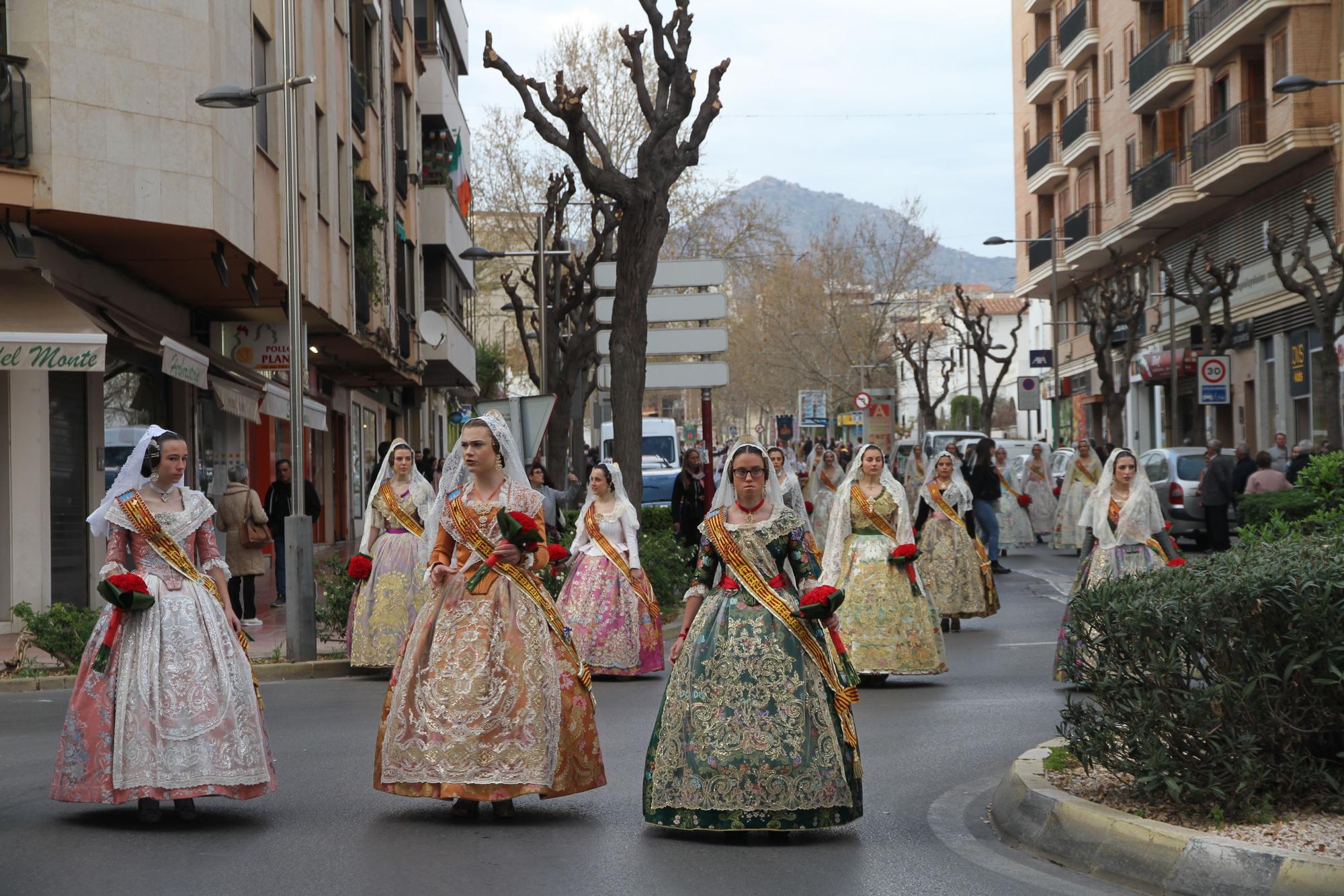 Emotiva y participativa ofrenda en las Fallas de la Vall