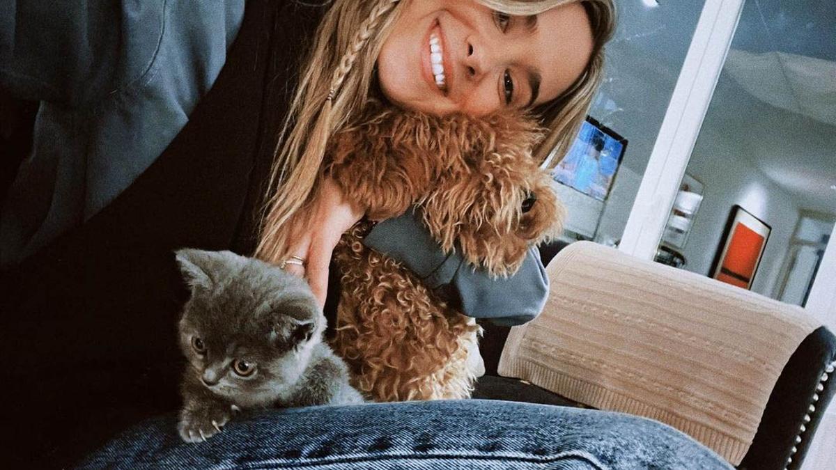María pombo, con jeans, su gato y su perro, y peinada con minitrenzas, en su Instagram