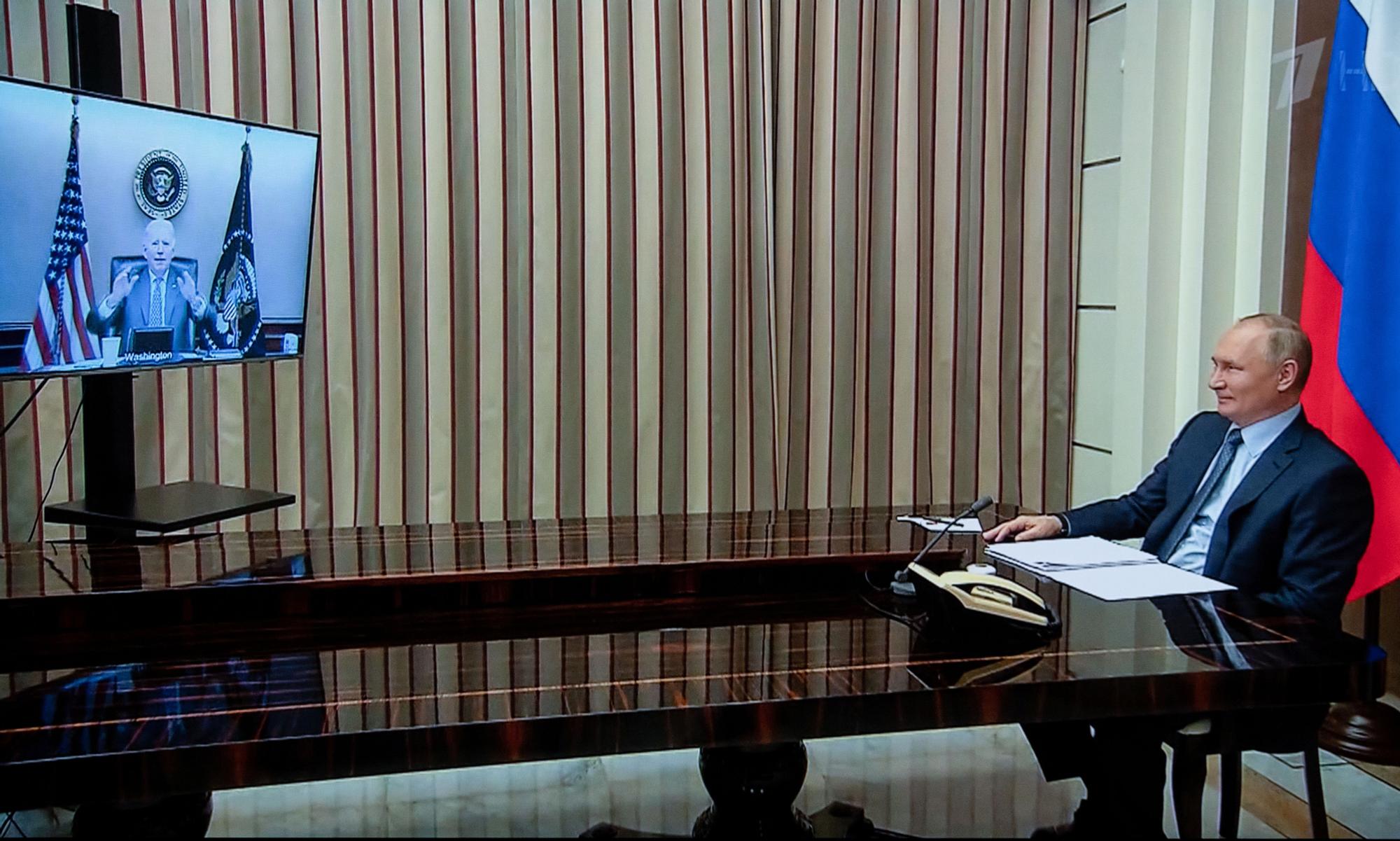 Vladimir Putin y Joe Biden mantienen una conversación por videoconferencia en diciembre de 2021.