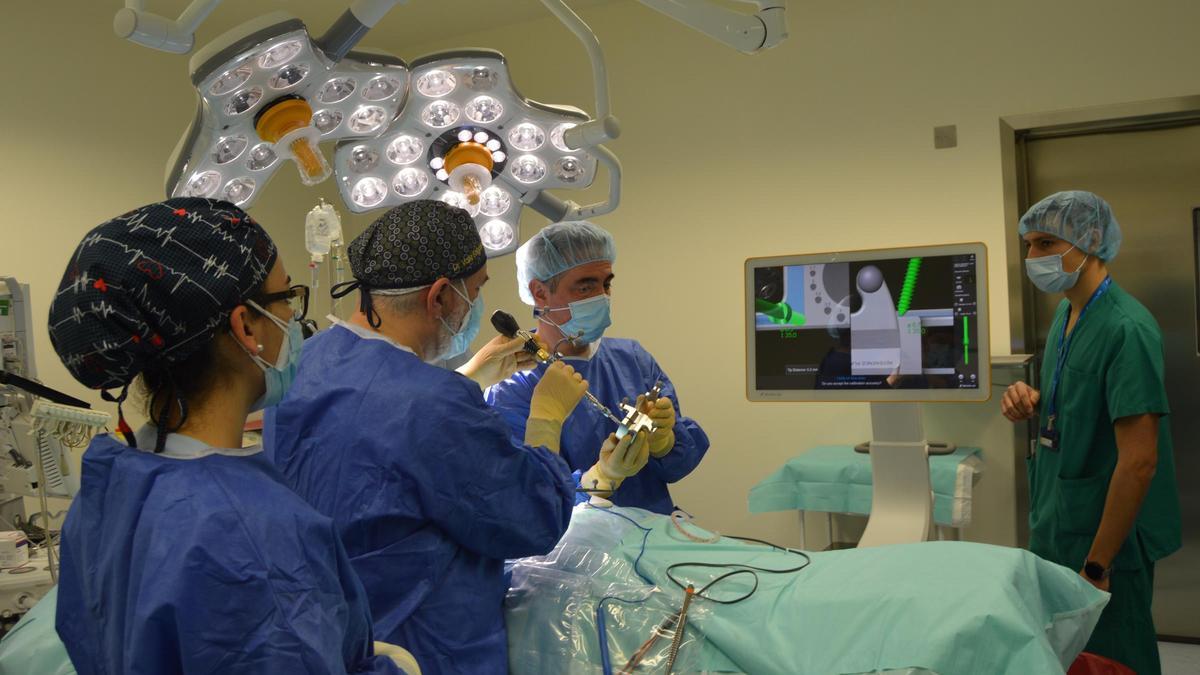 Sanitarios trabajan en una UCI del Hospital San Juan de Dios de León