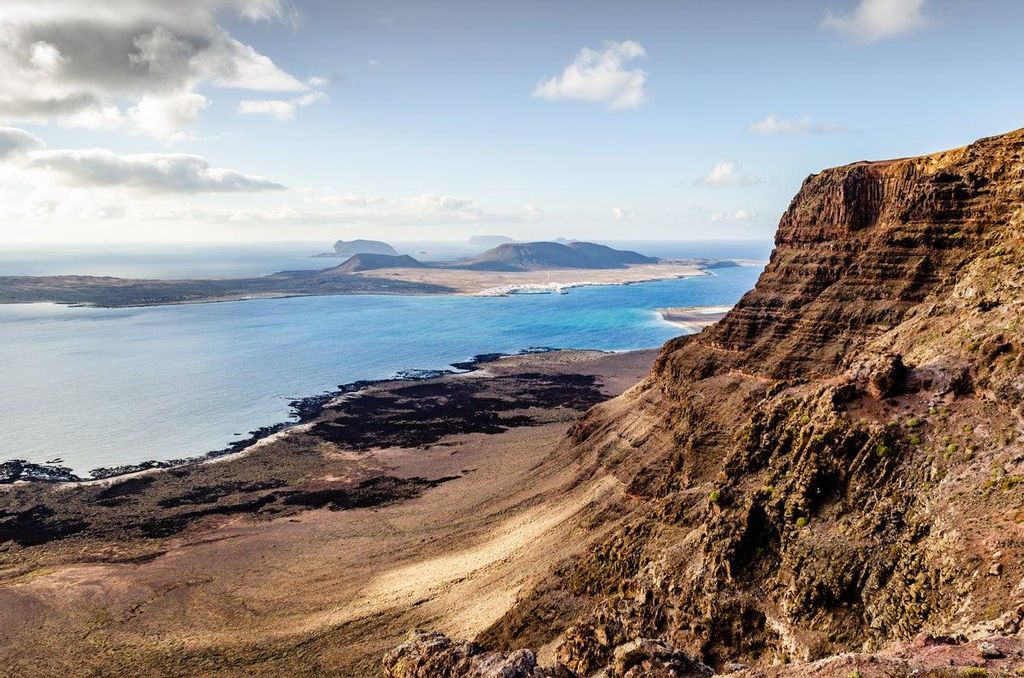 Vista de la isla La Graciosa desde el Pico de Famara en Lanzarote