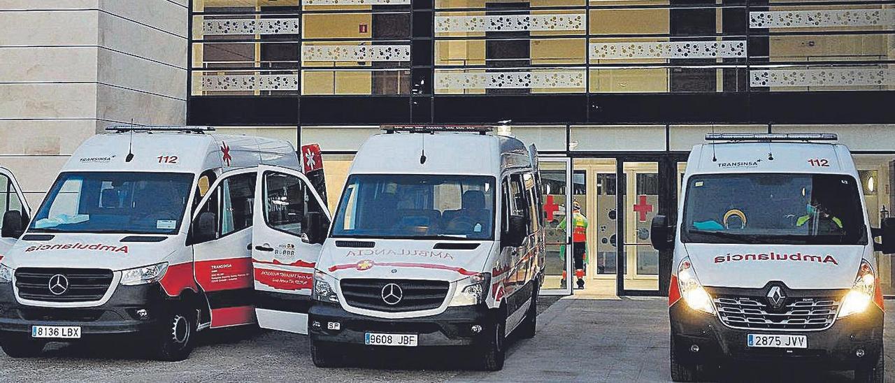 Ambulancias delante del centro de Barros durante la pandemia. | Juan Plaza