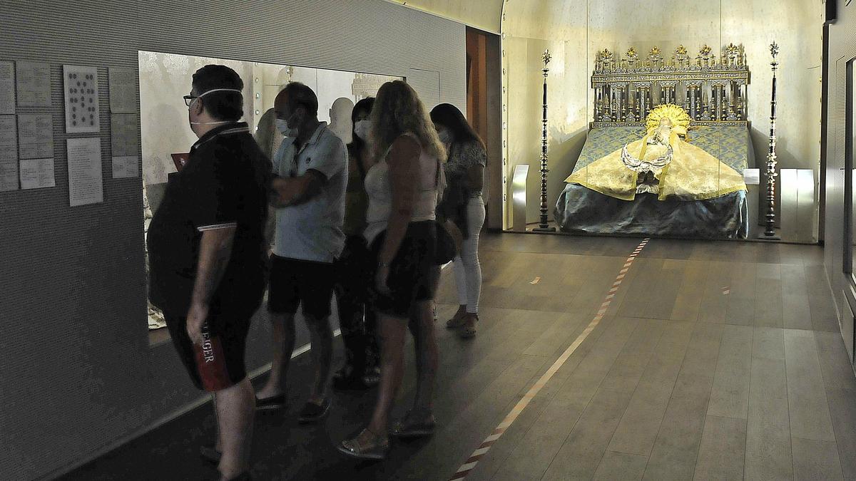 Un grupo de visitantes, ayer, en el Museo de la Virgen. 