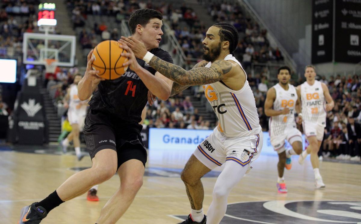 Fotos del partit entre el Bàsquet Girona i el Granada