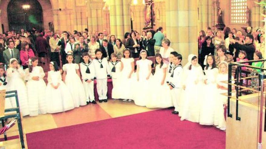 Niños que ayer hicieron la primera comunión en la iglesia de San Pedro.