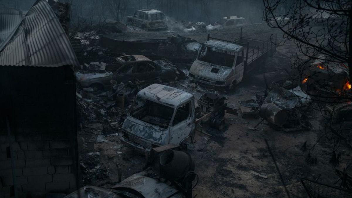 La nave de coches de Isaac Chamín quedó arrasada.   | // BRAIS LORENZO