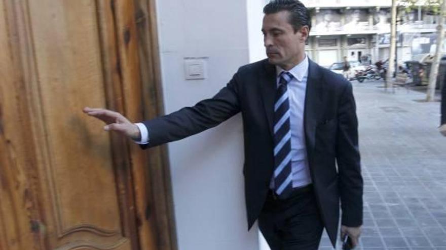 Amadeo Salvo, ayer, a su entrada en las oficinas del club.