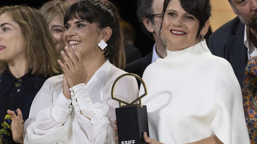 Jaione Camborda sostiene el premio junto a la porriñesa Janet Novás, protagonista de la película.   | // EFE