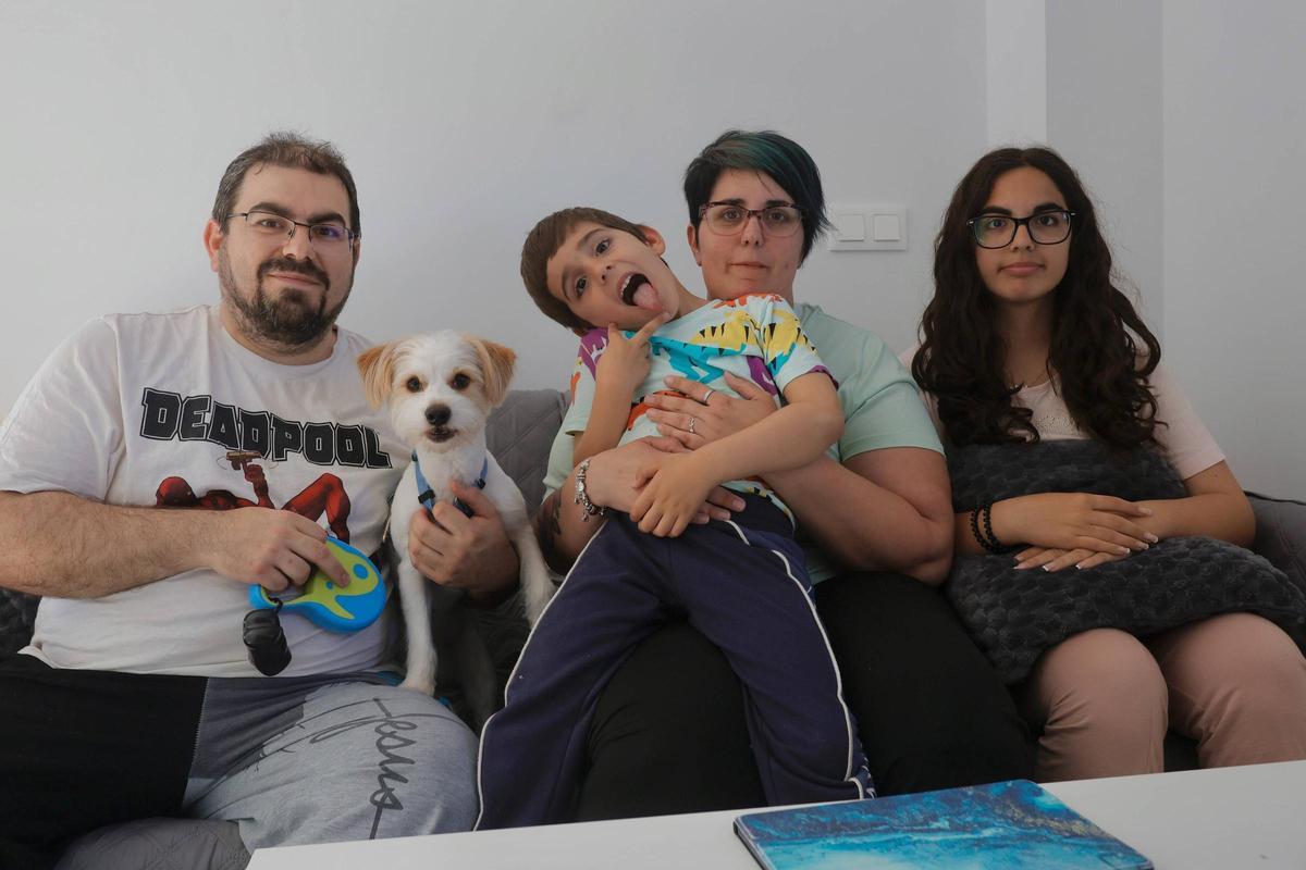 Laura, Rubén, sus hijos y el perro posan para Levante-EMV en su piso de realojo