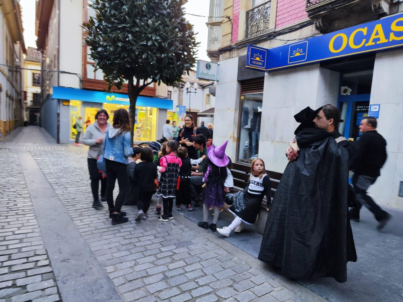 'Truco o trato': brujas, vampiros y fantasmas invaden Villaviciosa en una tarde terrorífica