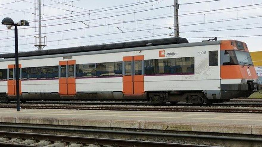 Un hombre muere al caer por un puente y ser arrollado por un tren