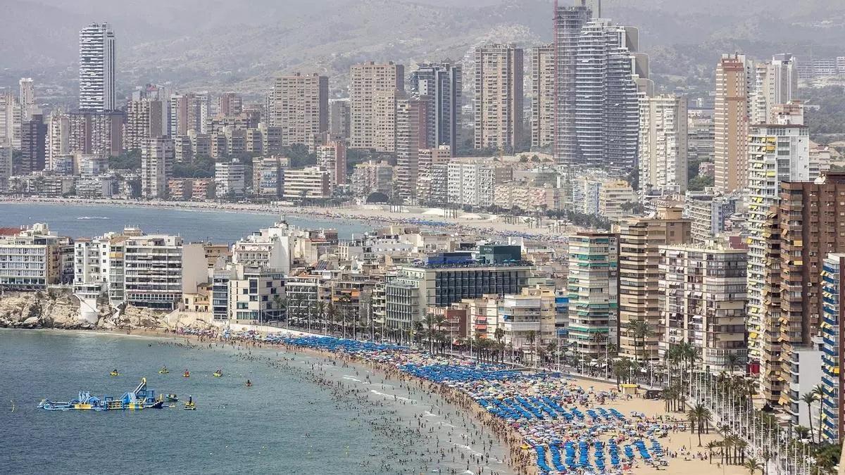 En algunos edificios de primera línea de Benidorm muestran claros síntomas de obsolescencia.