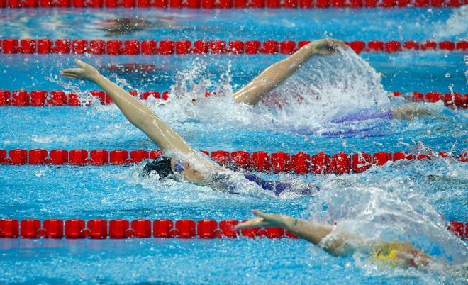 Lisa Bratton compite durante la final de los 200m espalda en los Campeonatos del Mundo de Natación en Piscina Corta en Hangzhou (China)