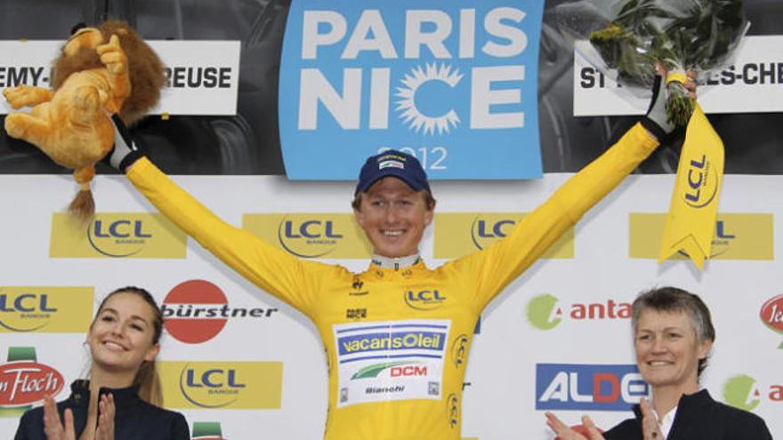 El sueco Gustav Larsson (Vacansoleil) en el podio con el maillot de líder de la París-Niza.
