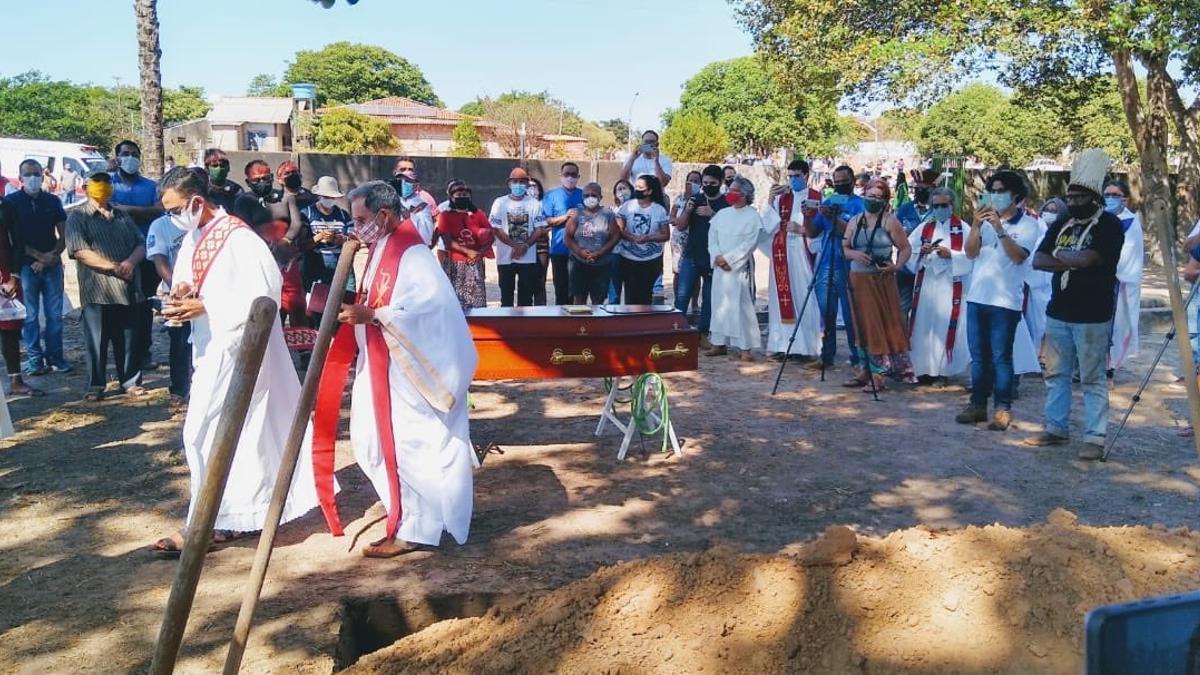 Darrers moments abans de donar sepultura a les restes mortals del bisbe Pere Casaldàliga, el 12 d'agost del 2020