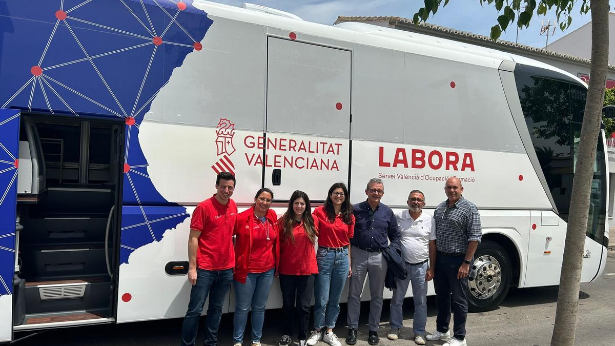 Visita del autobús Labora a San Antonio de Benagéber.