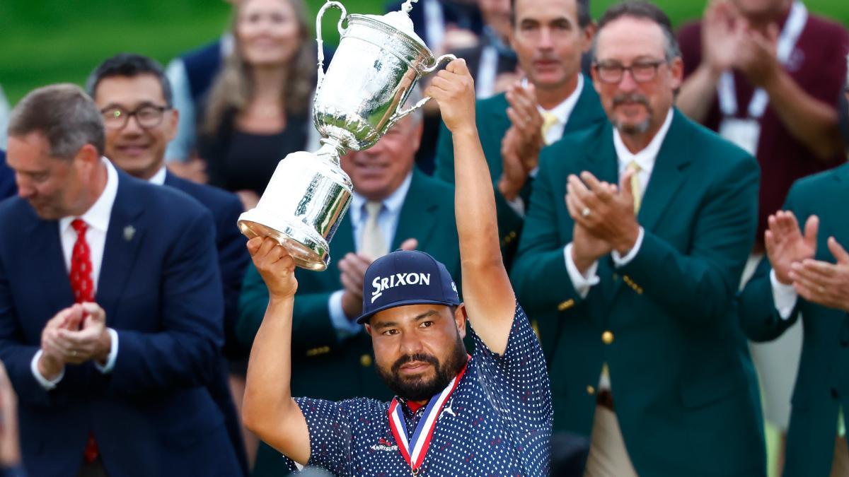 JJ Spaun celebra con el trofeo, tras vencer en el Abierto de Estados Unido, en el Oakmont Country Club en Oakmont