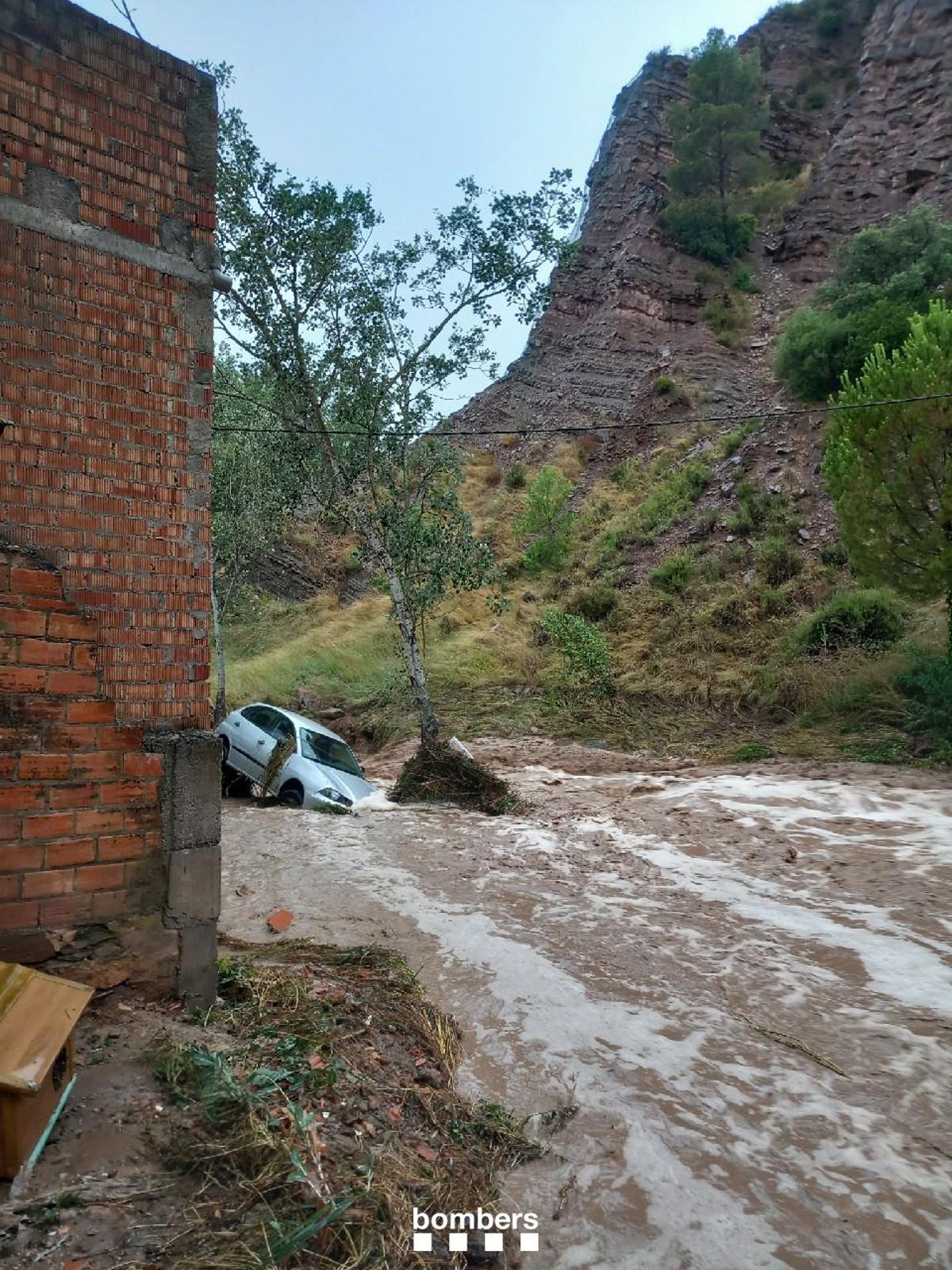 Un coche arrastrado por la crecida del río Cardener en Súria
