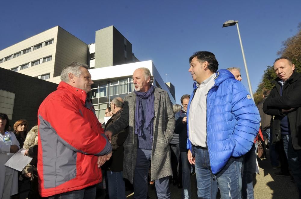 Protesta de los empleados del hospital por el despido de dos trabajadores de la cafetería