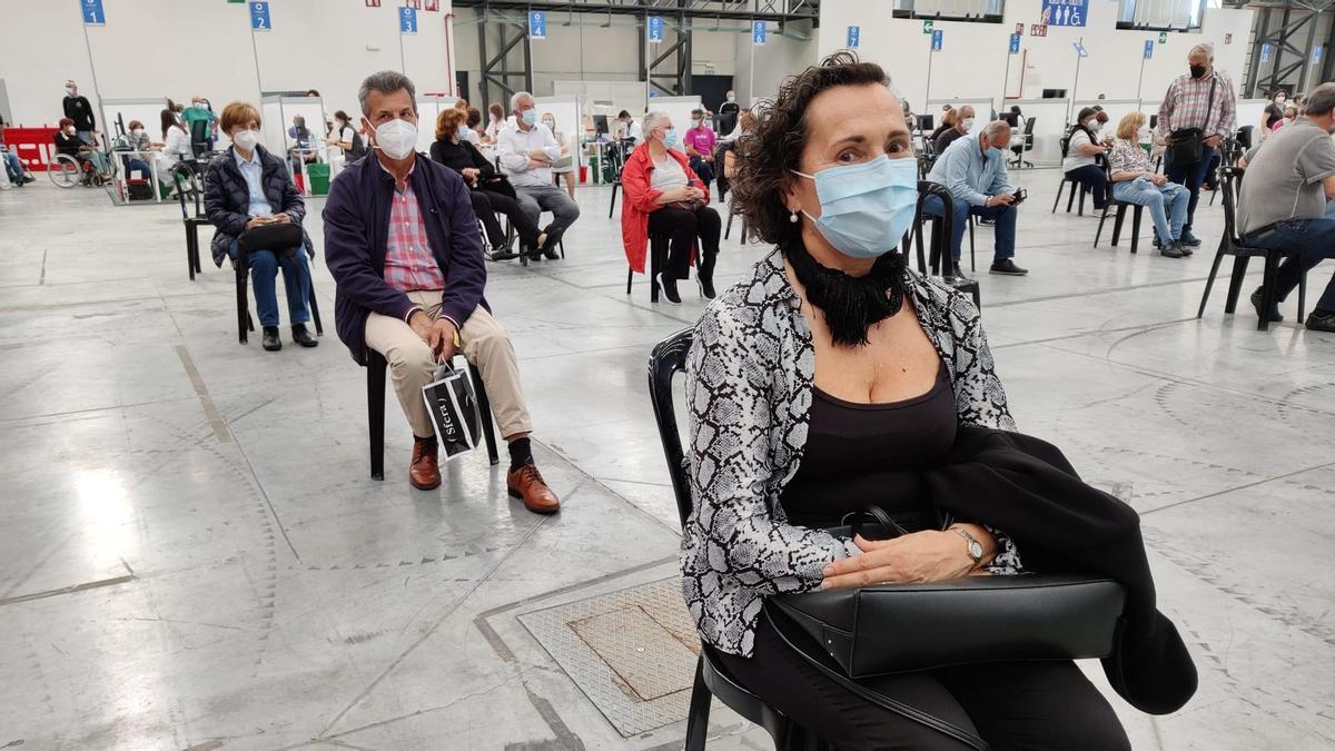 Vacunados en el Ifevi, esperando el tiempo de observación de posibles reacciones tras el pinchazo. // Fdv