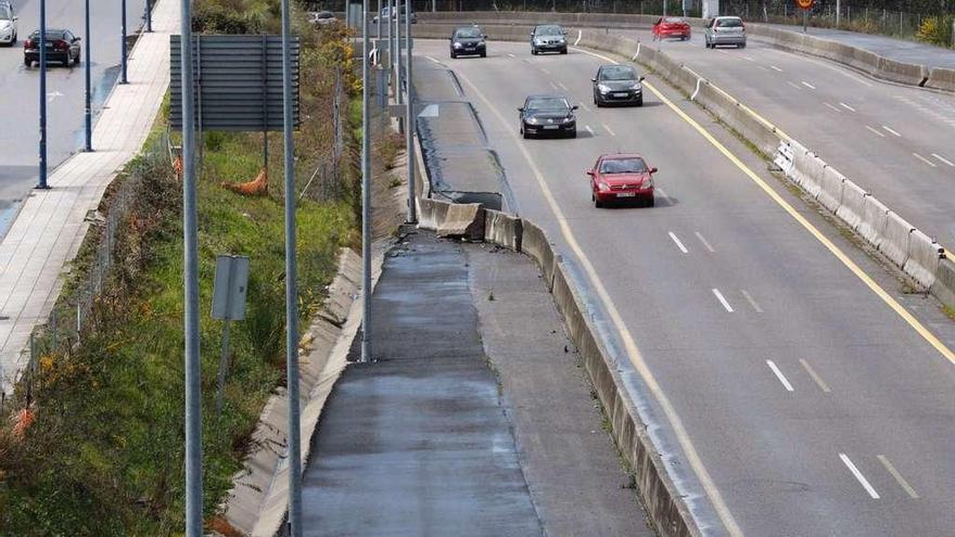 La A-55 es el principal vial de acceso a Vigo, con una media de 63.000 vehículos diarios, muchos de ellos transportes pesados. // José Lores