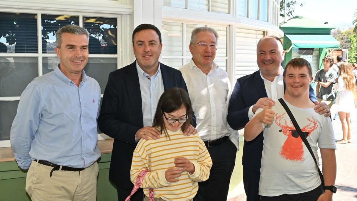 La Diputación prueba el ‘bocata’ de calamares de Down Coruña | L.O.